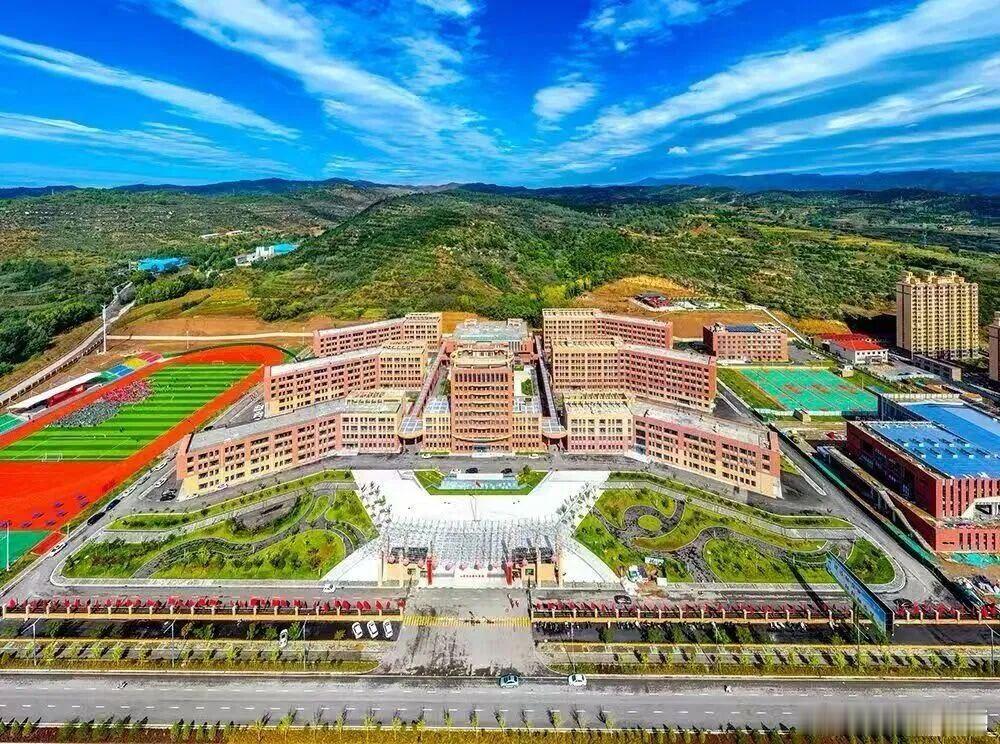 央媒聚焦！北京新学道合作校左权中学“红色开学第一课”登上央视
    9月2日，中央广播电视总台新闻频道（CCTV-13）《朝闻天下》栏目以“新学期开始各地开展开学第一课”为题，报道了北京新学道教育集团合作校——山西省左权中学组织高一新生走进麻田八路军总部旧址，在红色地标中上了一堂别开生面的“ ​