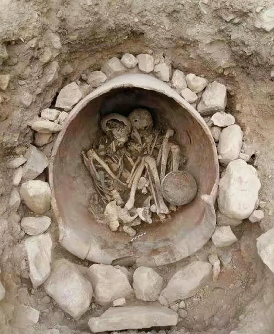 瓦罐坟有多残忍？60岁关进墓穴，只能等死