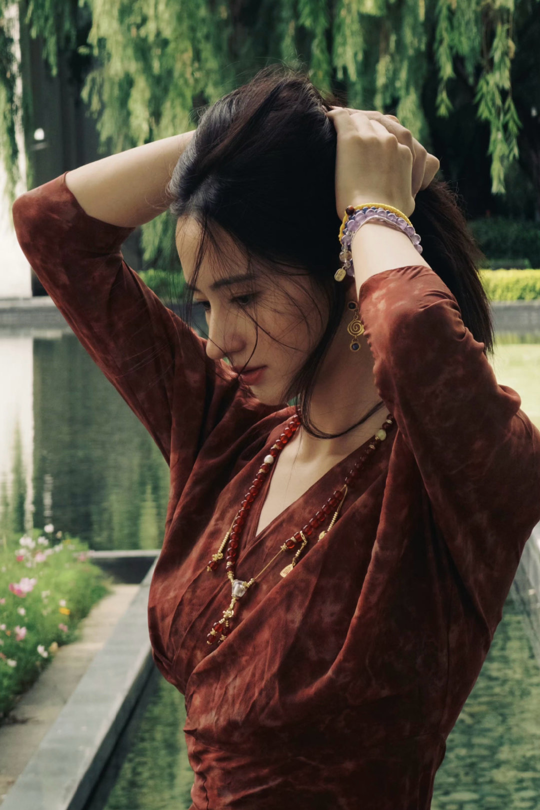 看妲精致工业感很强的造型，总会觉得是古老氏族女为了延续庞大而走出赖以庇佑的丛林，与现代接轨。 ​