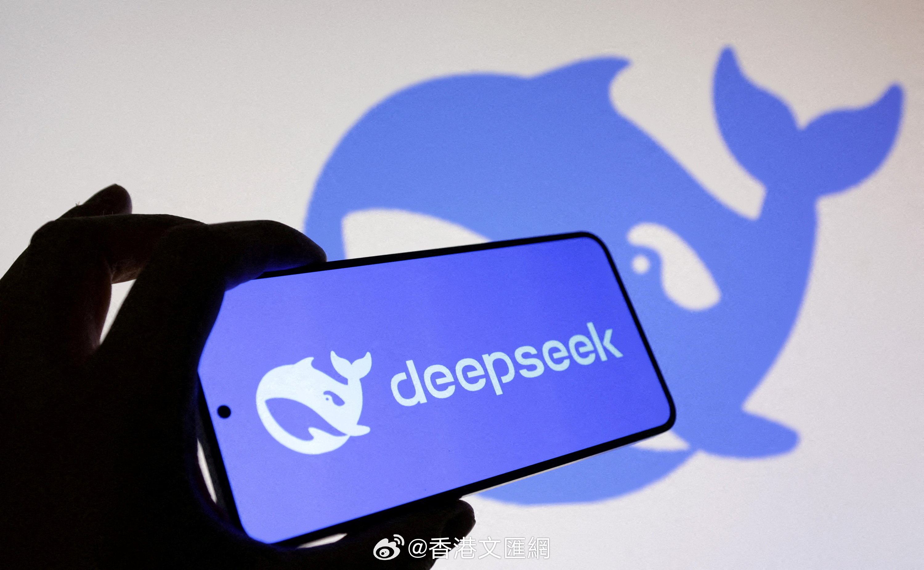 #美国禁止政府使用DeepSeek##美方称DeepSeek构成多重威胁# 
10月19日，美国国土安全部公开一项针对中国人工智能企业深度求索（DeepSeek）的禁令，要求美国联邦文职机构从信息技术系统中移除DeepSeek产品，以及使用DeepSeek技术开发的第三方产品和服务，并禁止今后采购相关产品。

据路透社、Politico等 ​