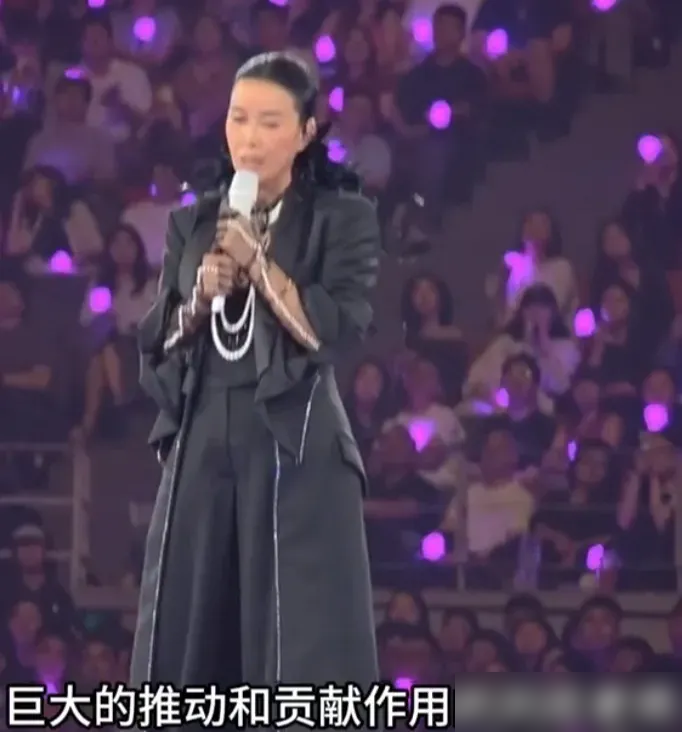 成都演唱会，一身黑衣的那英突然哽咽失声。
9月26日晚，场地本该狂欢，她却临时改了歌单，硬加了一首《弯弯的月亮》。
9月25日，63岁的刘欢病逝，那英见了讣告，直接一身黑衣顶上了台。她死死抓着麦克风，带着颤音跟台下交底，我的良师益友，刘欢老师，真的离开了。
唱到我的心充满惆怅，她一直抬头看天，