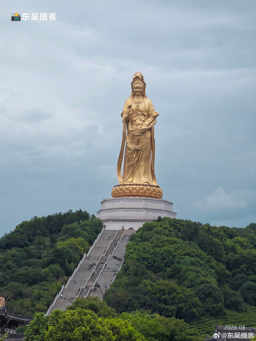 #摄影世界[超话]# 青山环抱，金佛巍峨。漫步大如意圣境，听风掠过古建飞檐，看锦鲤悠游，于喧嚣之外寻一份内心安宁。
#微博影像年##一路出片##黄文说##苏州##美在苏州##生活手记##带着微博去旅行#  ​