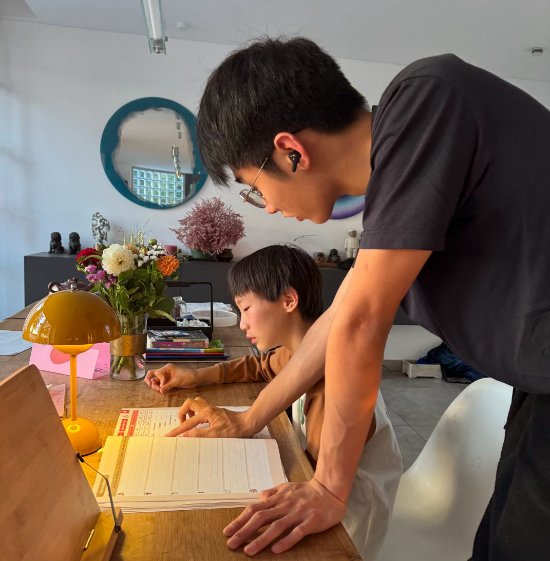发现泪点逐年在降低，经历越多，同样面画承载力越不同，也越能理解他人的处境。 教师节收到了一束孩子们的鲜花，和粉色的贺卡，曾经最讨厌的粉色现在成了一抹亮，盈眶了一下。一页文案，变成了德国人发来的19页说明稿，咬牙切齿的用work buddy 做完了，又盈框了一下。俩娃吵吵闹闹，哥哥一边抱怨一边耐 ​