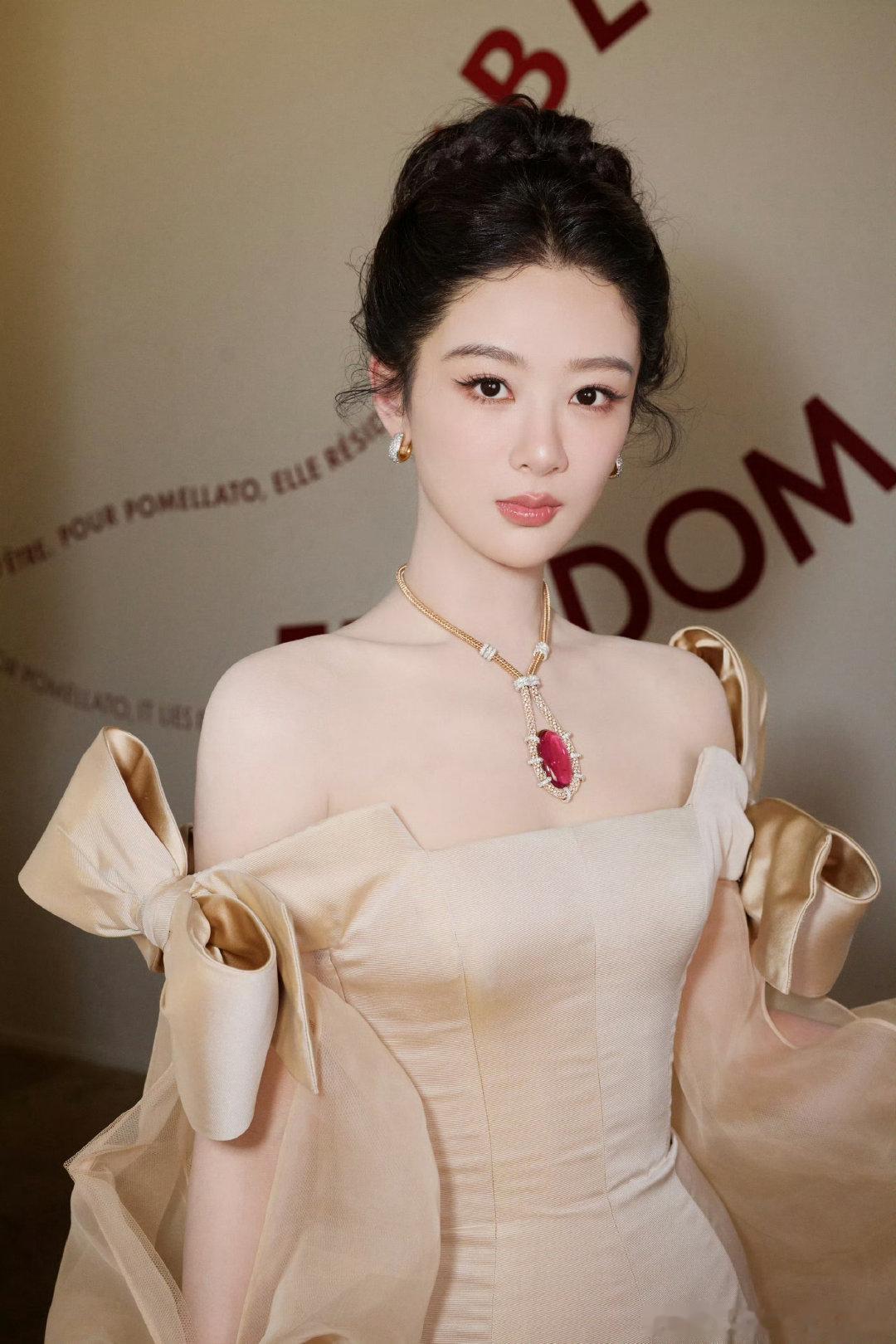 #杨紫[超话]# yz#杨紫董竹君# yz#杨紫玉兰花开君再来# 

这一秒，我就是全世界最接近幸福的一位                                ——《卧室巨星》

​