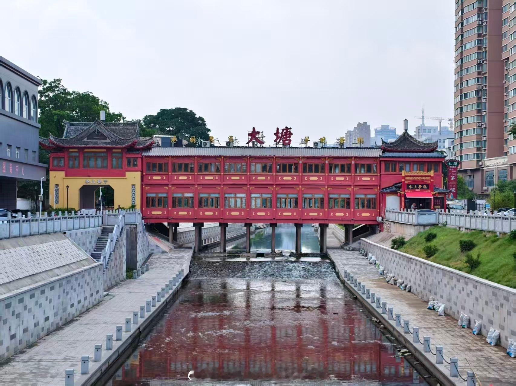 河南牧业经济学院，前身是陪伴几代郑州人的老水上饭店。朱红中式楼阁架在河...