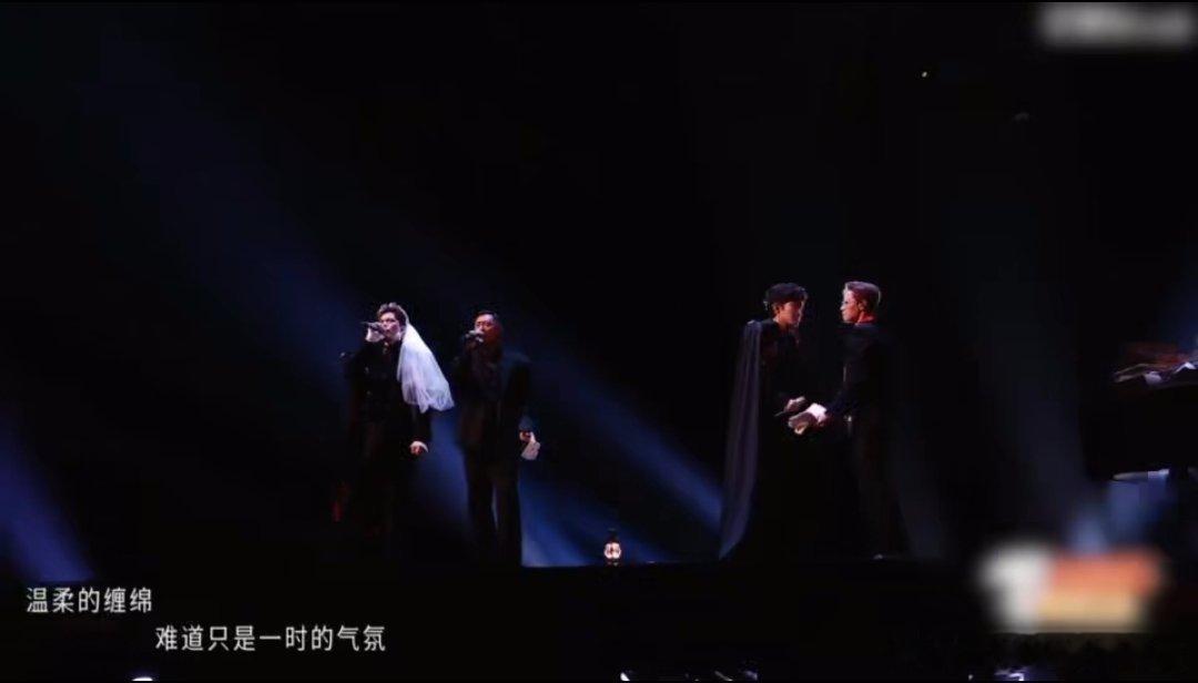 #京东买药双十一品牌大使张彬彬#披哥很多舞台都二刷了，张彬彬的声线可塑性很强，不同曲风会调整唱腔。既能稳住低音，也能跟上快节奏舞台，实力在线。 ​