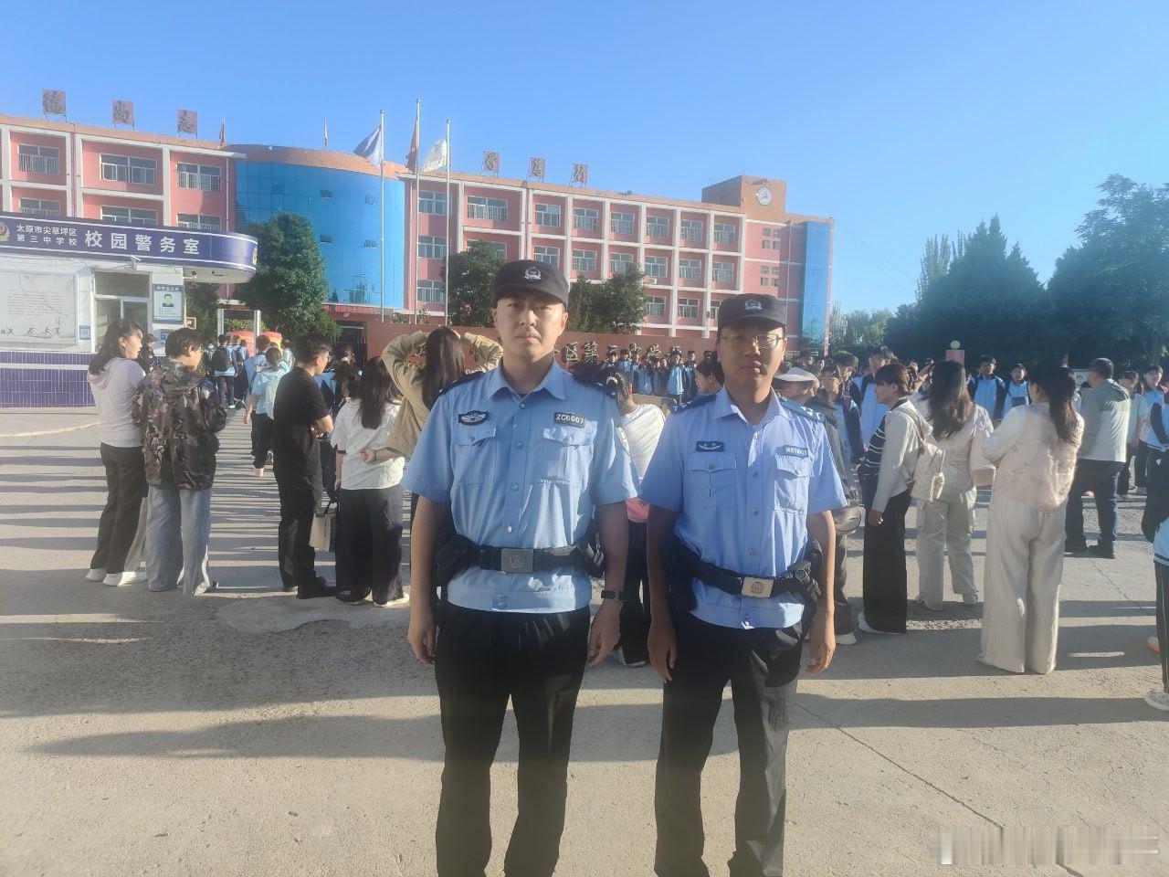 【柴村派出所】全警护航开学季 筑牢校园平安屏障——圆满完成秋季开学首日安保护学工作

      为深入贯彻落实校园安全管理工作部署，全力筑牢辖区校园安全稳定防线，切实守护青少年健康成长环境，9月1日秋季学期集中开学首日，柴村派出所坚持靠前部署、全警发力、精准布防，全面启动最高等级护学安保 ​