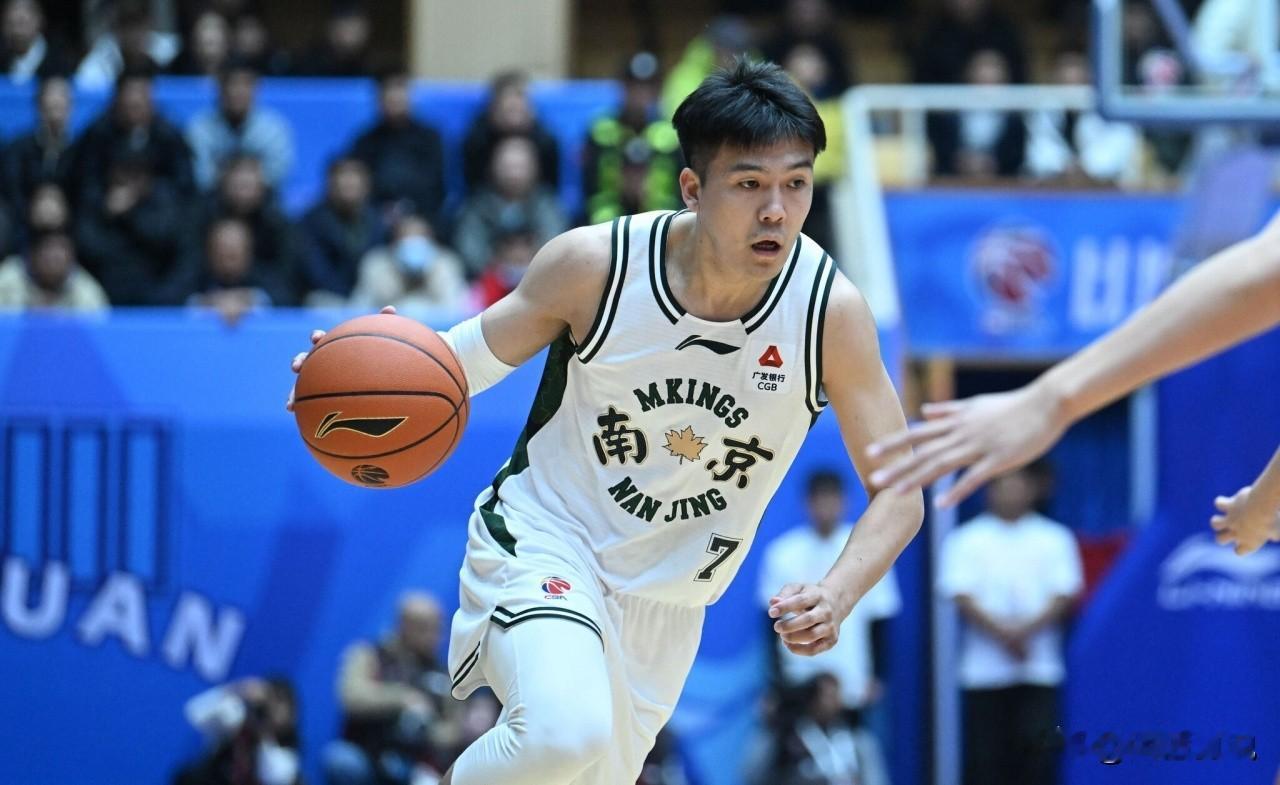广东旧将再就业！成都永远的王！
广东宏远旧将黄荣奇与四川男篮签下一份C类合同，这位CBA得分后卫继续他的流浪生活。
上赛季短暂在同曦，黄荣奇并没有发挥出他的特点，反而遭遇了伤病。如今去到四川，一个上赛季全败的队伍，相信黄荣奇可以发挥他的优势帮助四川拿到首胜。
广东出品，必属精品！