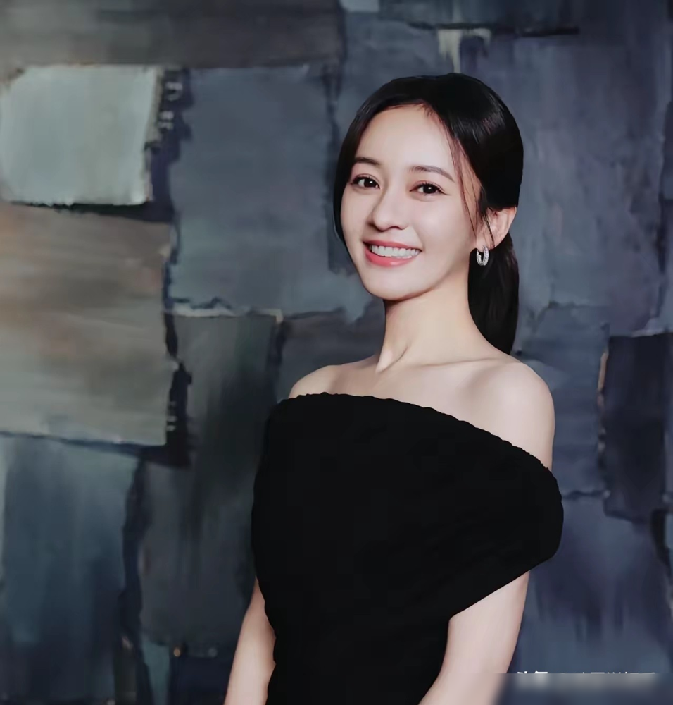 陈意涵当众问导演老公：你娶我，是不是为了洗掉你家的小眼睛基因？
许富翔连愣都没打，笑着点头，补了一句更狠的：我们许家洗了三百年，终于成功了。
这要搁一般夫妻，女的早翻脸了。陈意涵反而乐得不行，扭头继续吃她的饭。
后来朋友要跟俩孩子订娃娃亲，许富翔一口回绝：好不容易洗成的基因，不能再洗回去。