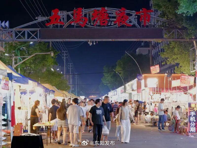 【五马塘夜市“人潮如织”】每到夏天，夜市就成了市民夜间休闲的热门去处。...
