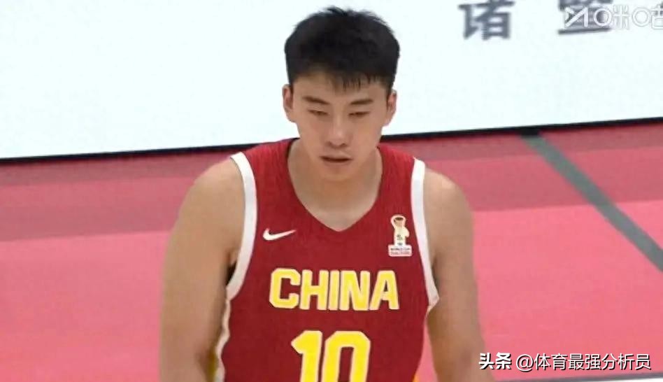 泪目了！全队帮王俊杰找状态！投进三分后，替补席比过年开心
