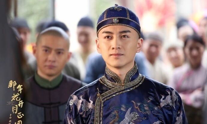 陈晓长了一张难得自带喜庆的面孔。五官舒展周正，沉静时眉宇带着英气，笑起来暖意融融，很有观众缘。可贵的是，这份暖意不只适合明媚的角色，更能扛住命运的磨难，演绎出不同人物的悲欢起落。

在《那年花开月正圆》里，他是意气风发的富家少爷沈星移。前期少年飞扬，笑容热烈鲜活，把那份喜庆感尽数展现。可历经家破人亡