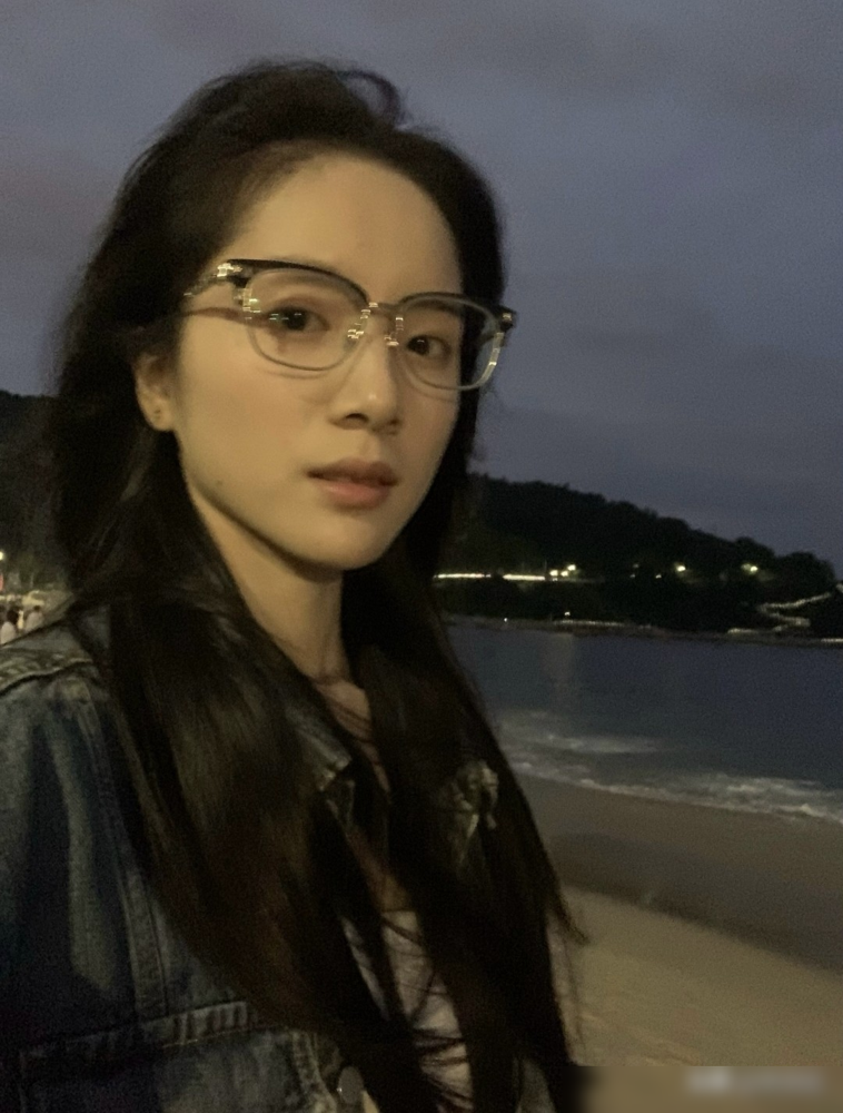 沾了20亿票房的光，俩搭档一个接一个进组，就她还在家抠脚。
王彦桐签了壹心，6月官宣，7月就跑新马路演去了，手里攥着四部电影。王晓慧更逗，先说不进圈要回去上班，8月改主意，9月认证演员，10月7号剧本围读，8号直接开机演女一号，谍战正剧，搭档翟子路。
反观李思潼，4月30号电影上映，爆红五个多月