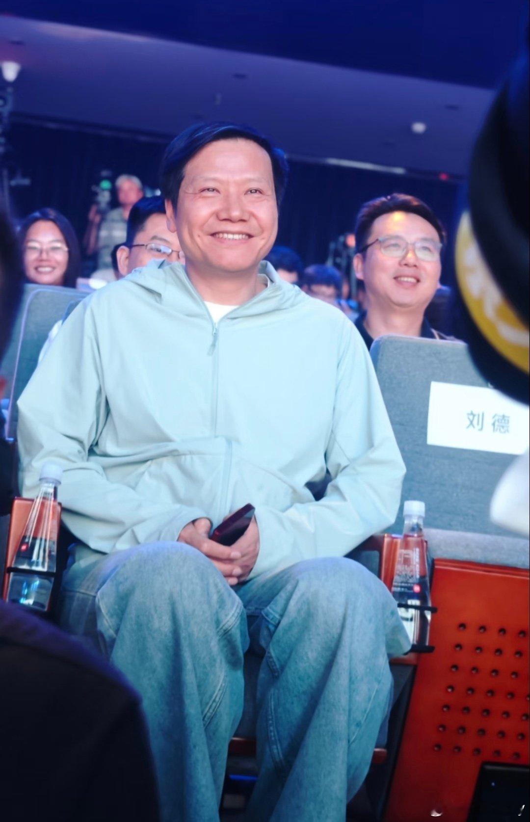昨天到小米发布会，雷军在台下是真的开心啊！想起来，之前王腾在开发布会的时候，真是物是人非啊！ ​