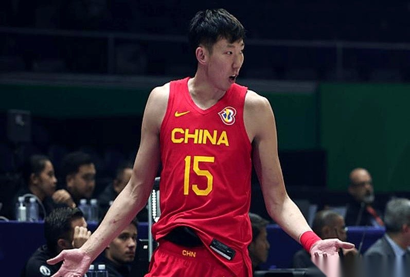 中国男篮的这份大名单，现在硬生生演成了一出悬疑剧。
周琦和徐杰落选了。网上传得有鼻子有眼：这俩人主动请战，结果被主帅郭士强直接挡在了门外。
流言刚起，青岛队的跟队记者杜金城就下场灭火了。他敲出一篇长文，甩出一个结论：网传郭士强拒收纯属臆想。他的理由很直白——国内教练哪有那么大的权力，能在选人这事上一