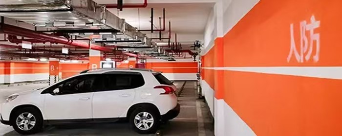 福建南平帝景国际小区近日出现争议：659 户业主投票，93.3% 同意禁停新能源汽车进地下车库，却被城管部门叫停。
业主购买的地下人防车位使用权协议未禁止新能源车停放，业委会决议导致已购车位无法使用引发质疑。相关法律明确规定，业主大会决定不得侵害业主合法权益，合法取得的车位使用权受法律保护，不应通过