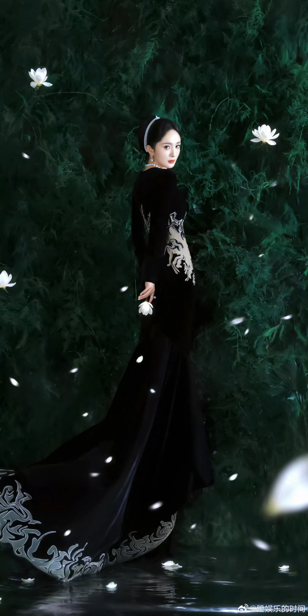 #杨幂谁看了不喊一句妈咪# 活动抓拍每一帧都绝美，明艳长相配上从容气场，粉丝现场大呼妈咪，名场面反复回看。 ​