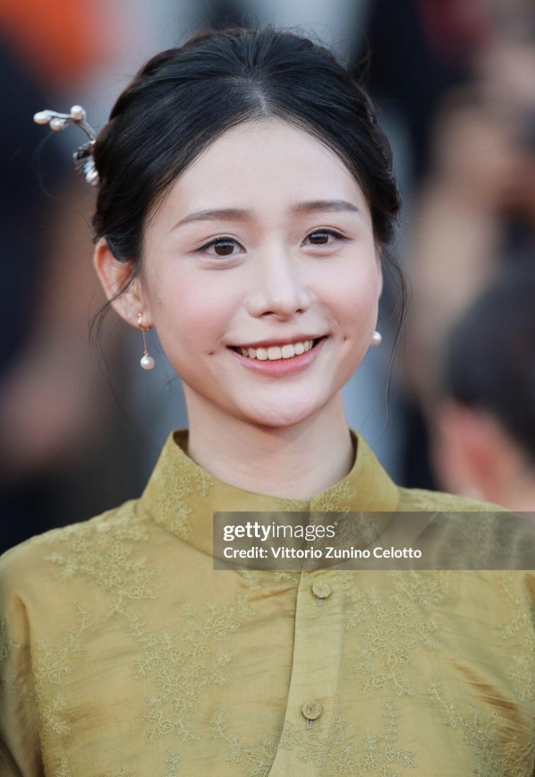 《给阿嬷的情书》剧组威尼斯红毯来了，时隔已久亮相的王晓慧占据绝对C位，这波真众星捧月了。
 
北京时间9月9号凌晨，电影《给阿嬷的情书》征战第83届威尼斯电影节，李思潼、王彦桐、王晓慧这三位年轻主演，以及导演蓝鸿春和制片人郑萱轩共5位人员出席。整场红毯活动中，王晓慧站在正中间，李思潼和王彦桐位列她两