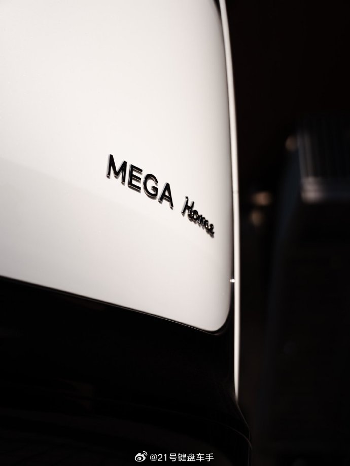 熊猫色的理想MEGA

理想开始预热新一代MEGA（MEGA Home）了。

新车熊猫白珍珠漆涂装完成升级，还将配备专属白色飞碟轮毂，采用黑色车顶+白色车身的黑白撞色方案，黑色区域弱化“子弹头”车顶线条，让车身侧面更显扁长、更具运动感。

新增后轮转向、线控转向和主动防倾杆，重点改善5.3米级MPV掉头、泊 ​