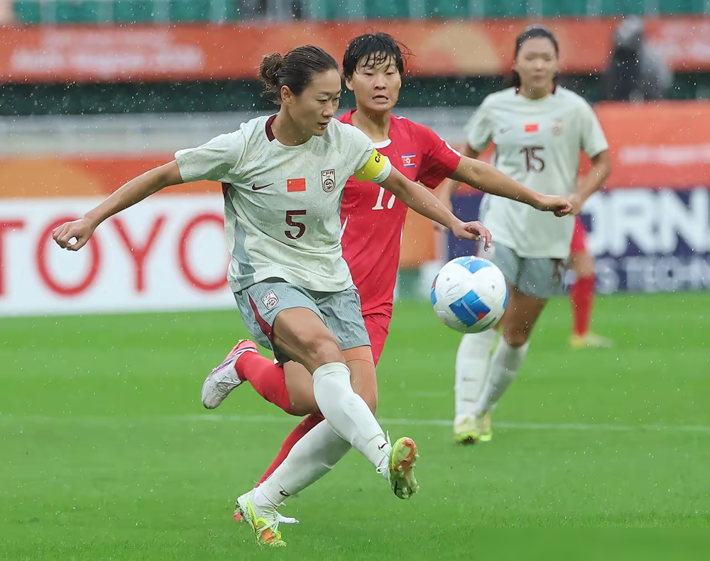 张琳艳右膝韧带都断了，中国女足还拿什么跟韩国拼这块铜牌。
半决赛0比2输朝鲜，韩国那边也0比2输日本，俩队全哑火，纯属难姐难妹。
10月2日下午两点，静冈小笠山体育场，这场球说白了就是情绪仗。
王妍雯停赛解禁能上了，王霜还在中场撑着，可锋线少了张琳艳，前场那点灵气基本归零。
历史交锋45次咱
