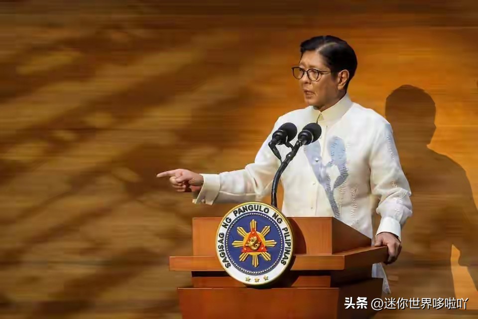 翻脸比翻书快！小马科斯上演极致双标：刚抓完我方工人，转头跪求中方救灾援助
 
一边海上挑衅不止、政坛恶意抹黑、无端扣押我方公民；一边灾害临头、物资紧缺，转头低头求援。
 
当下的菲律宾，正在上演全球最荒诞的外交闹剧，小马科斯政府的精神分裂式外交，已经刷新小国投机底线，虚伪与双标，暴露得淋漓尽致。