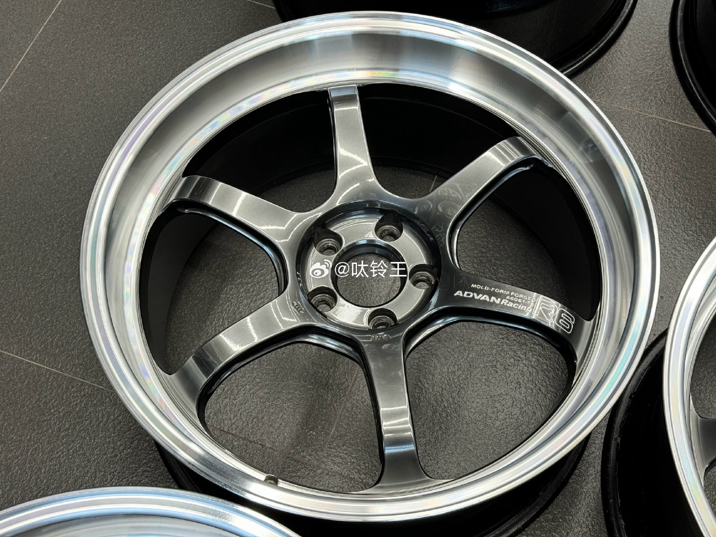 心情件： 日本 正品横滨 ADVAN R6 
​20寸 10J ET25 5*112 原版原漆
​奥迪RS4 RS5
改孔可以上特斯拉3p 蔚来ET5T 
小米su7max 埃尔法 奥迪低趴系列 ​