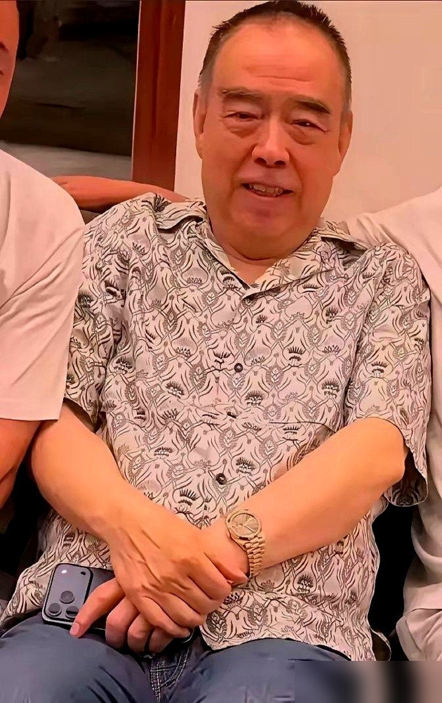 74岁陈凯歌穿着五位数的鞋，在三亚上亿别墅里浇花。旁边陈红素颜，白头发也不染了。两口子一天就三件事，散步、喝茶、看剧本。
没人提陈飞宇。但你看时间线，爹妈三亚养老前一个月，陈飞宇刚杀青一部戏。
这一家子有意思。老的在享受，小的在补课。陈飞宇戏一部接一部，早先被骂靠爹，现在也不吭声，闷头拍。
当