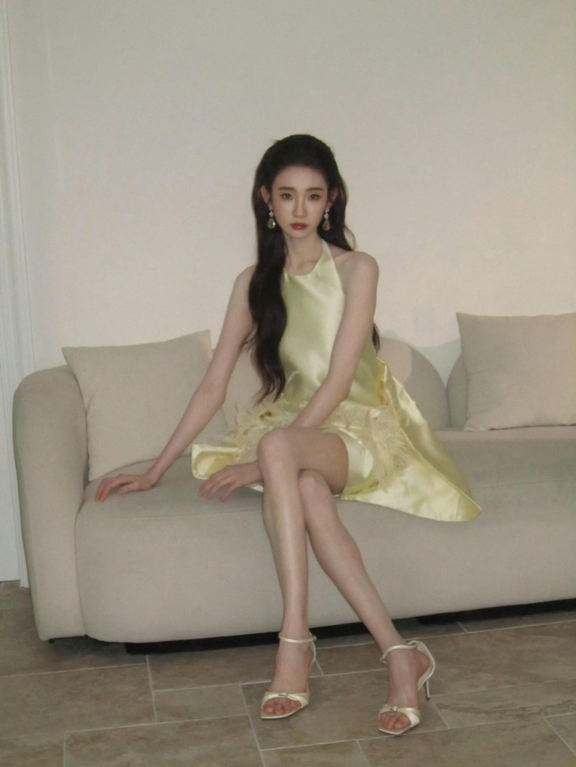张艺凡💛骨感美腿。#张艺凡瘦到背上骨头好明显# ​