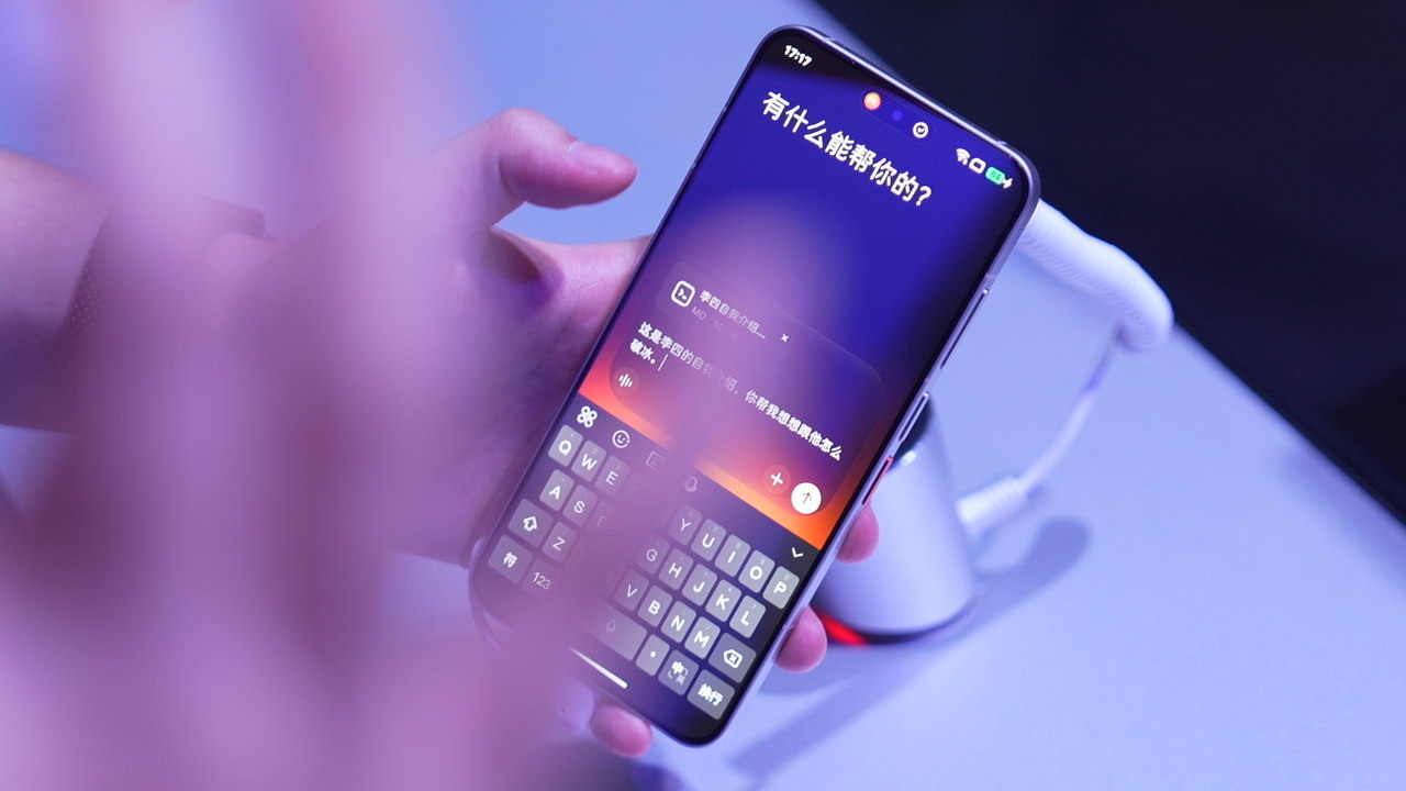 #AI时代的入口还是App吗#AI时代的入口，还会是我们熟悉的一个个App吗？今天阶跃终端首款大模型原生智能体手机STEPX Neo先行版正式亮相，给出了这个问题的答案。
 
它不再是传统手机简单叠加AI插件，它以原生智能体系统为核心，跳出“点开App完成单一任务”的旧逻辑。我们只需要说出需求，内置智能体就 ​