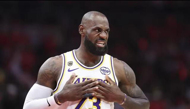 雷迪克：在一次DEXA扫描后，詹姆斯的体脂率是湖人全队最低的