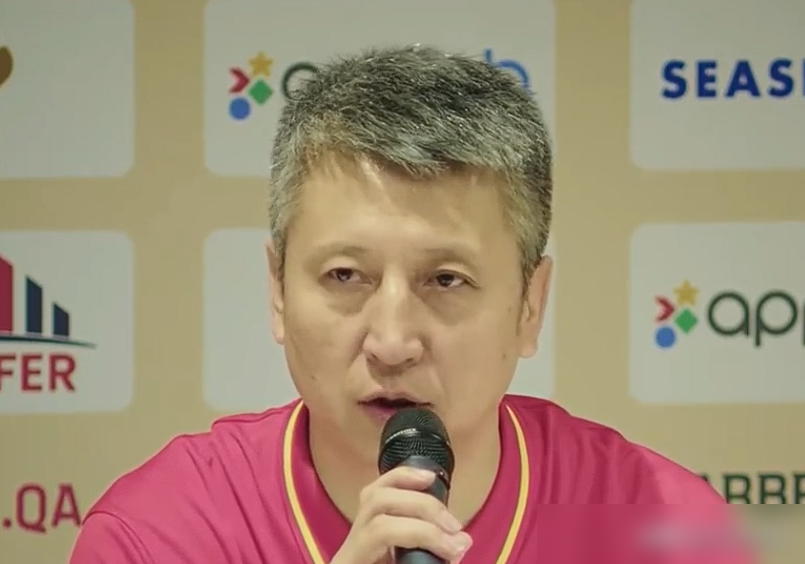 郭士强说杨瀚森技术扎实，更成熟了。
数据摆出来。
2026年夏季联赛，场均24分钟。
13分，8.5个篮板，3.8次助攻，1.5个盖帽。
命中率56.8%。
一年前呢？
10.8分，5.3个篮板。
篮板涨了3.2个，得分涨了2.2分。
再看选秀体测。
裸足216，臂展220。
站
