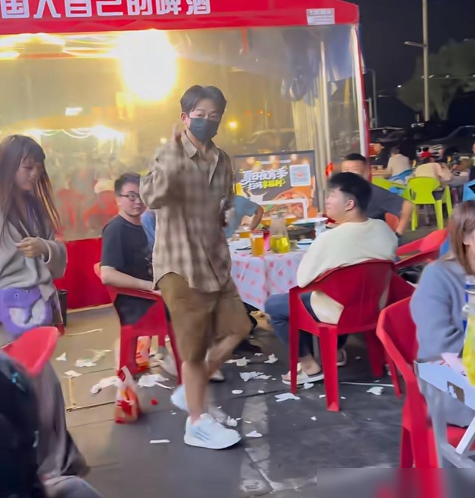 陈楚生从侧门溜了，苏醒走正门挨个握手，王栎鑫是被俩保安架出来的，脚都是飘的。
同一场音乐节，仨人仨活法。
陈楚生那几天连轴转，太湖湾被前头超时压了10分钟，扭头就发律师函维权。到了泸州唱完，帽子一压，侧门一钻，多一秒都不耗。
苏醒穿得板正，正门出来还跟粉丝聊了两句，体面得像是去开会的。
王栎