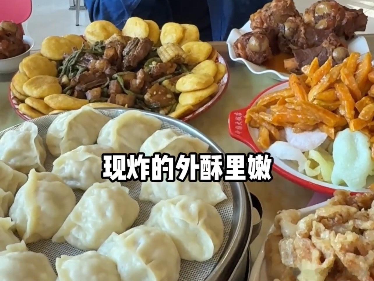 我刚看完现在就出发先导片，贾冰哥又拿出他的拿手菜了！茄子加上土豆，撒上香菜，熬成一锅酱拿来拌饭，看着也太香了吧，看得我明天复刻一个。

又看到张丹峰点的这个，东北的菜量这么大？第一次直观感受到了，我应该能吃一个酱大骨，两个锅包肉，一丢丢一锅出，两个大饺子。拔丝地瓜就不吃了。

我爱东 ​
