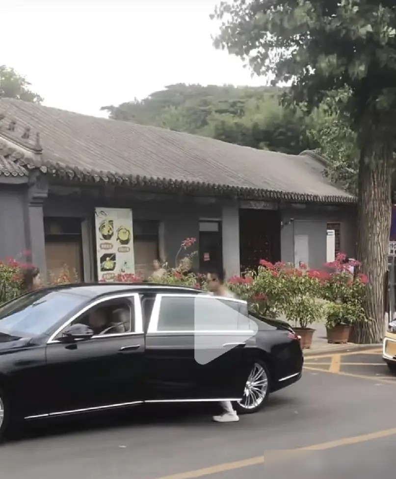 汪小菲带马筱梅去红螺寺，根本不是随便逛逛，是去还愿的。
马筱梅直播亲口说了，怀上汪宝之前，俩人特意跑了一趟怀柔红螺寺求子。回来就怀上了。这次新店选址又落在怀柔，旧地重游，顺带把愿还了。
照片里两人裹得严实，逛寺、买东西，跟普通香客没两样。张兰也是这儿的常客。
汪宝出生日子漂亮，第一次来怀柔不哭