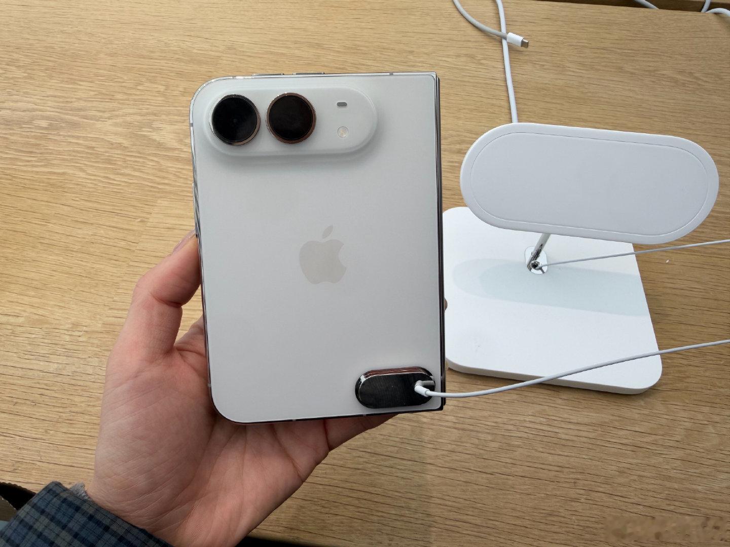 #苹果折叠屏开售#iPhone Duo真机实拍，磨砂膜让折痕并不明显，就是这个外屏不一致的R角看着太别扭了，左边直角，右边大圆角，很难想象这是苹果的设计[允悲] ​