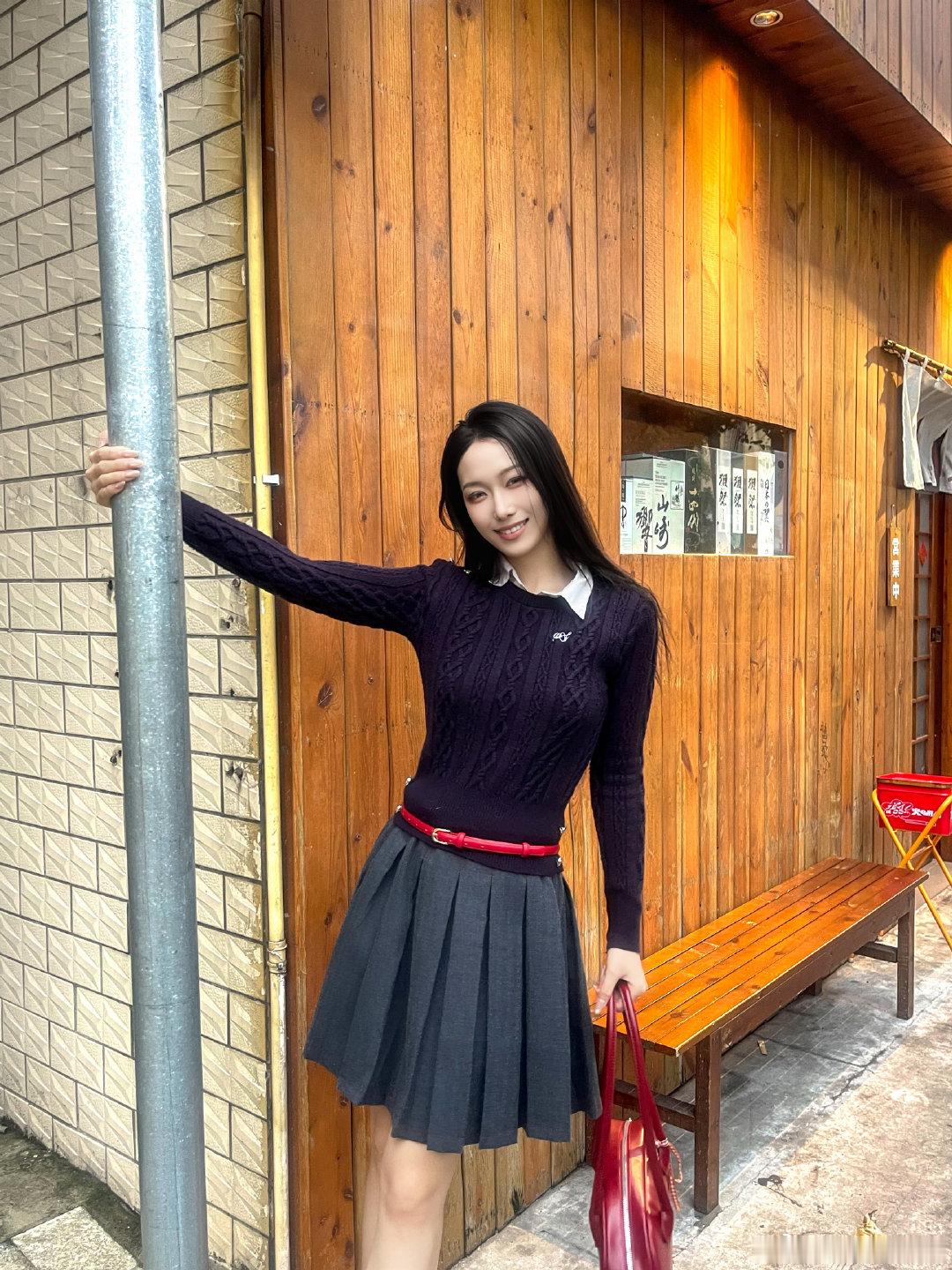 当审美开始向内生长

突然发现自己的消费观念正在悄悄转变，选穿搭不再只看重实用。悦己的感受、质感与氛围，慢慢成为更在意的部分。

🌱于我而言，穿搭不必执着于穿“对”的衣服、搭“合适”的配饰，好看和实用，从来不是审美的标准答案。

我们每个人从选择穿什么、背什么开始，就在慢慢确认今天的状态。如果想用合理预算搭出高质感穿搭，比起不停购入新衣，挑选几件风格适配、戳中自己的配饰，就能解锁无数意想不到的组合。它们可以和衣橱里各类衣服碰撞出不一样的搭配，在平淡日常里悄悄提亮状态🎨；一件契合自己审美的配饰，甚至会让你拿上它出门的瞬间，就拥有好心情。

就像这只红色手提包，是我近期很喜欢的单品。放在一众低调配饰里，它足够张扬，算不上传统意义上百搭。鲜亮的色彩、舒展的版型，换作从前总怕出错的我，常会担心和当日衣服色彩冲突、显得不协调，只敢在少数“适配”的场景背上它。

但当我不再执着于穿搭公式，才发现这身藏青绞花针织衫搭配百褶半裙的基础穿搭，本身低调沉稳，挎上这只包之后，整套造型立刻有了视觉重心...