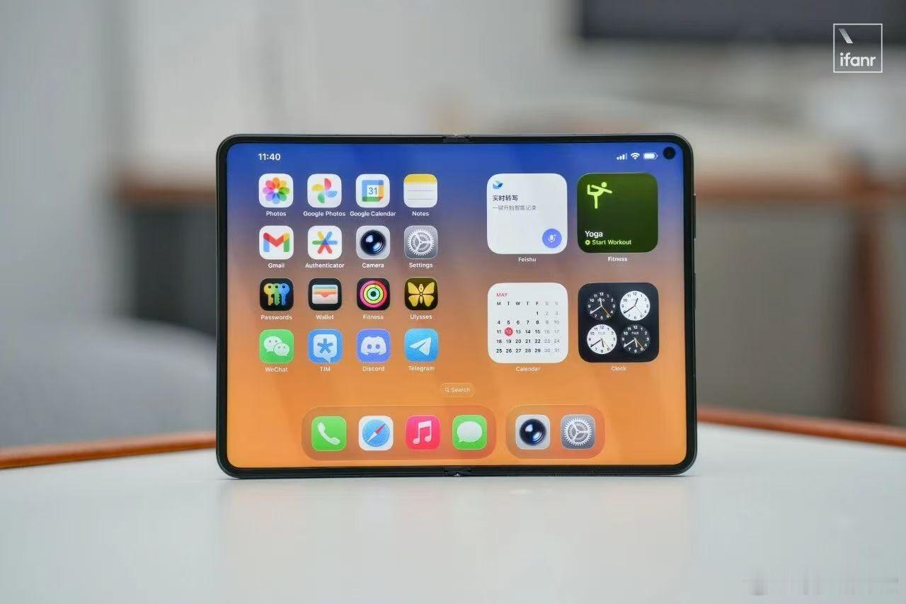 本来还徘徊在三星 Fold 8和某果的折叠屏之间，不知道选哪个好！直到亲自在店里上手了三星 Fold 8，我的天，又轻又薄，手感又好，功能又赞，一整个把人圈粉了。再想想某果的折叠屏还是个未知数，再加上网传某果首款阔折叠定价直奔1.5万+，以及现在芯片内存的飙升速度。天，瞬间觉得不能等了，就三星 Fol ​