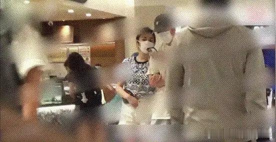 37岁王晓晨挽着俞灏明逛街，他抽烟她帮忙扇烟雾，网友却问：男方晒钻戒求婚她都不认，私下咋黏得像小媳妇 ​