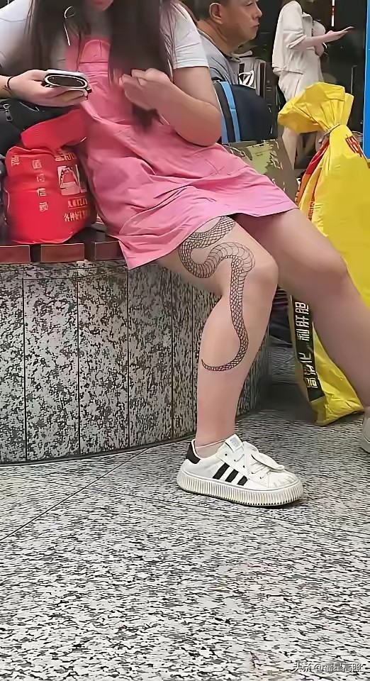 这个美女纹身纹了一条蛇，真厉害呵呵呵。大家猜猜蛇头在哪里……[捂脸]...