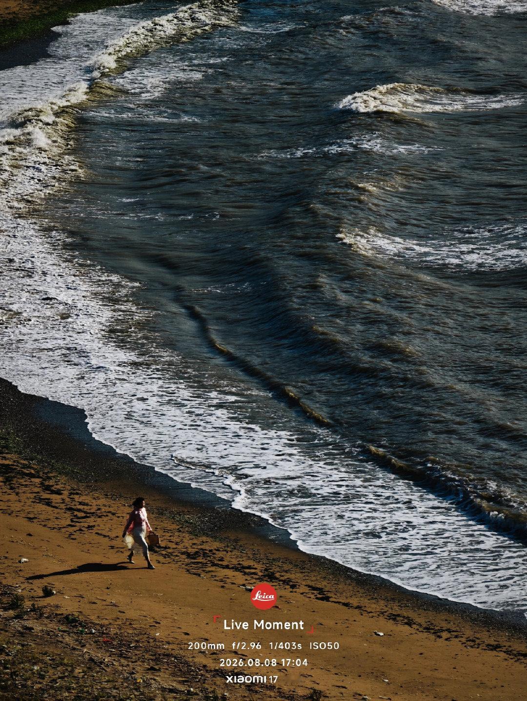 把山海与人间瞬间，写成一封影像情书🌊
远观浪潮翻涌，捕捉旷野里的细碎人影。
#小米17Ultra# 徕卡2亿像素光学变焦，
75mm-100mm 光学画质直出，远景细节分毫毕现。
随手定格，收藏山海浪漫。#用影像写一封情书# ​