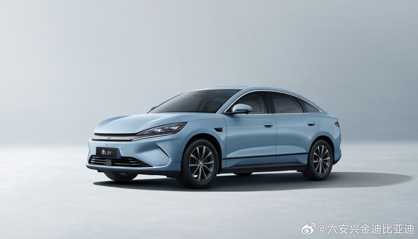 开8年老油车换秦L EV，开了3个月彻底回不去了。以前每月油费干进去小一千，现在地库谷电充满才20块，一个月电费一百出头，账单一拉真的肉疼以前的油钱。但说实话，家里没桩真别跟风买纯电，天天抢公共桩纯属给自己添堵，而且速度过100胎噪确实吵。你觉得电车省下来的油钱，能抵消贬值吗？你怎么看？
六 ​
