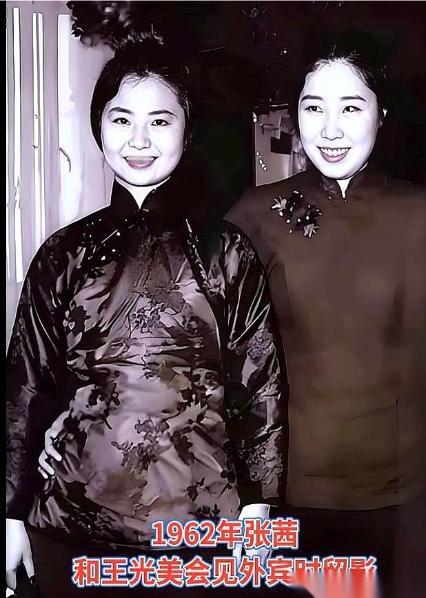 别跟我提什么名媛风、高级感了。 看看这张60多年前的老照片，这才是真正...