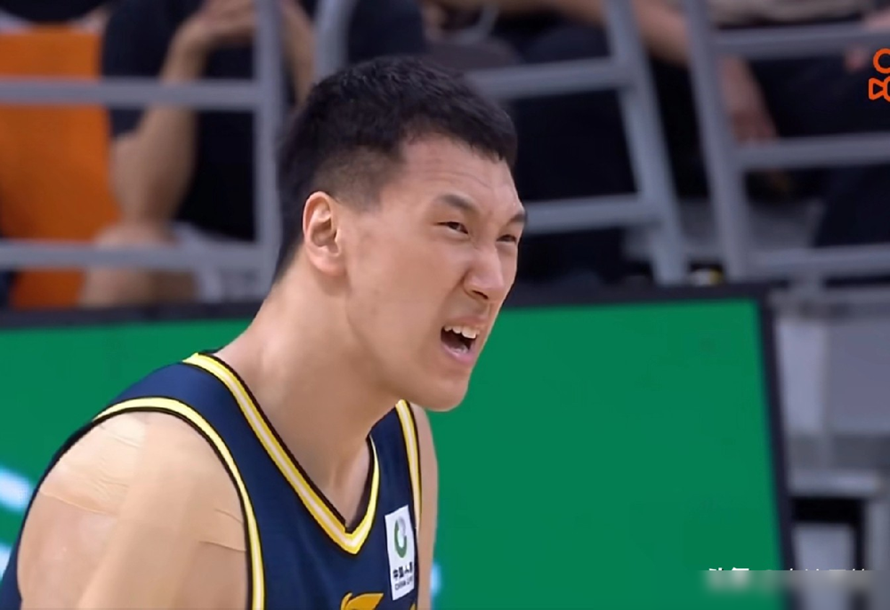 杜锋又赌赢了！他把一个被骂了半个赛季的“犯规大王”突然提上首发，开场4...