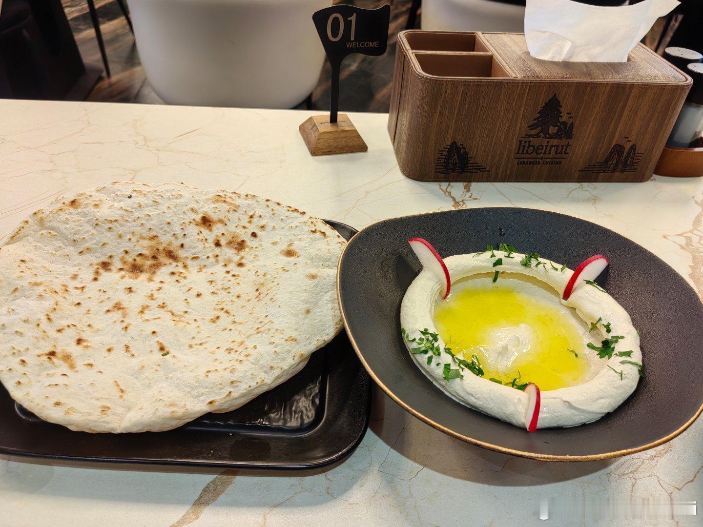 #抒乐有猫的日常[超话]# 中午跟从细玩到大的老友食饭，这家黎巴嫩菜不错不错[色]尤其是 图一 这个贝鲁特肉馅饼，还有 图六 芝麻酱鹰嘴豆泥。
可惜胃容量有限，下次再去试试其他菜[嘻嘻]  ​