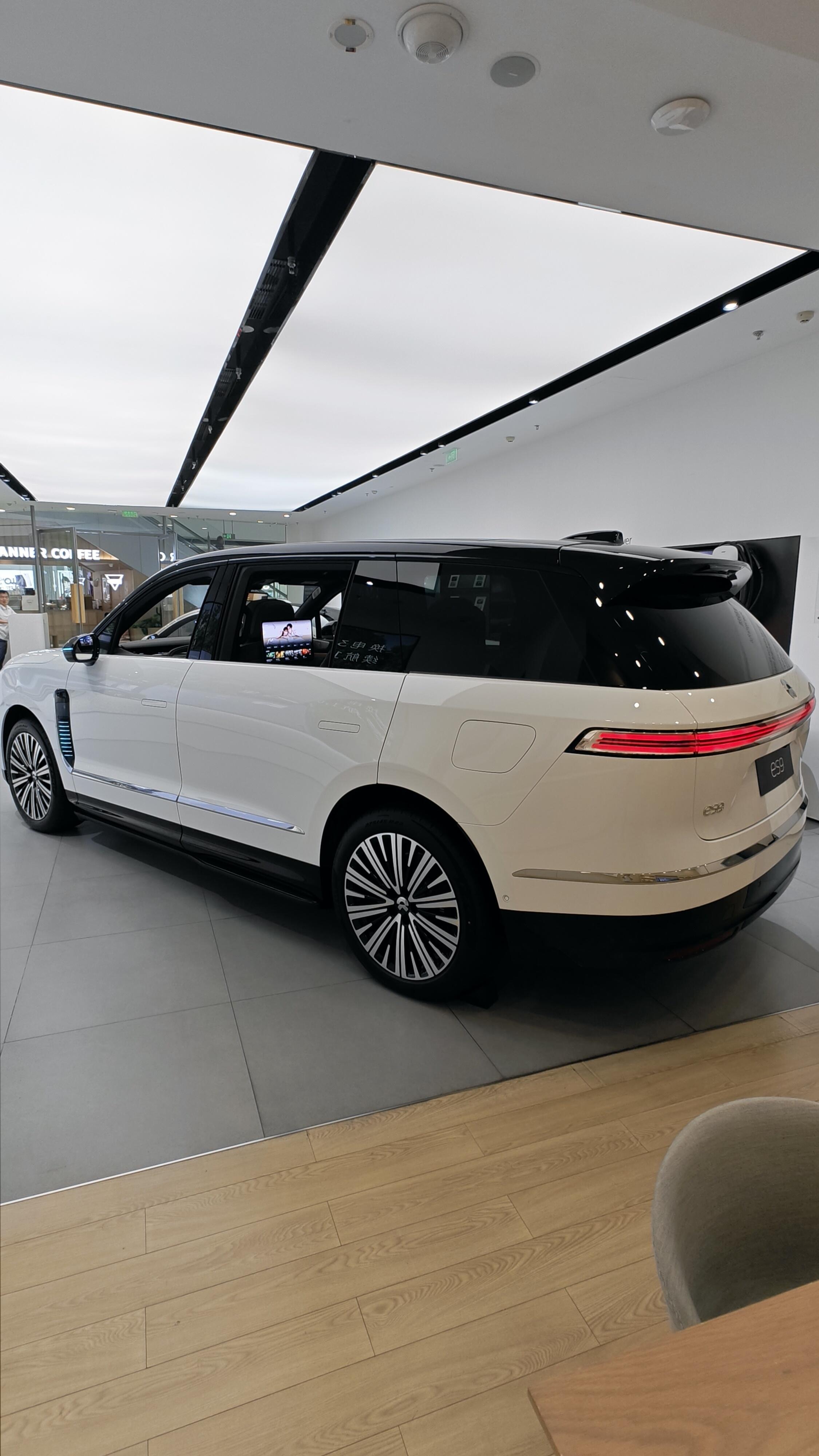 蔚来 ES9 试驾：五米多的大车，开起来为何没有大车感
车辆由蔚来 4S 店提供，路线涵盖狭窄街巷、掉头路口与地库泊车场景，本次方向聚焦灵活性与二排乘坐体验。
先看座舱：天空岛与行政中岛
拉开车门，贯穿前后的「天空岛」构成座舱中轴，左右对称，秩序感很强。横贯仪表台的数字天际线与中控 AMOLED 大