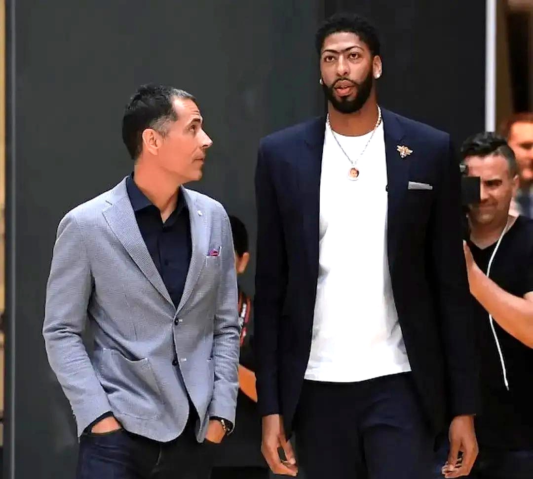 把冠军功臣说换就换了！    浓眉哥安东尼·戴维斯最近在节目里聊起被湖...