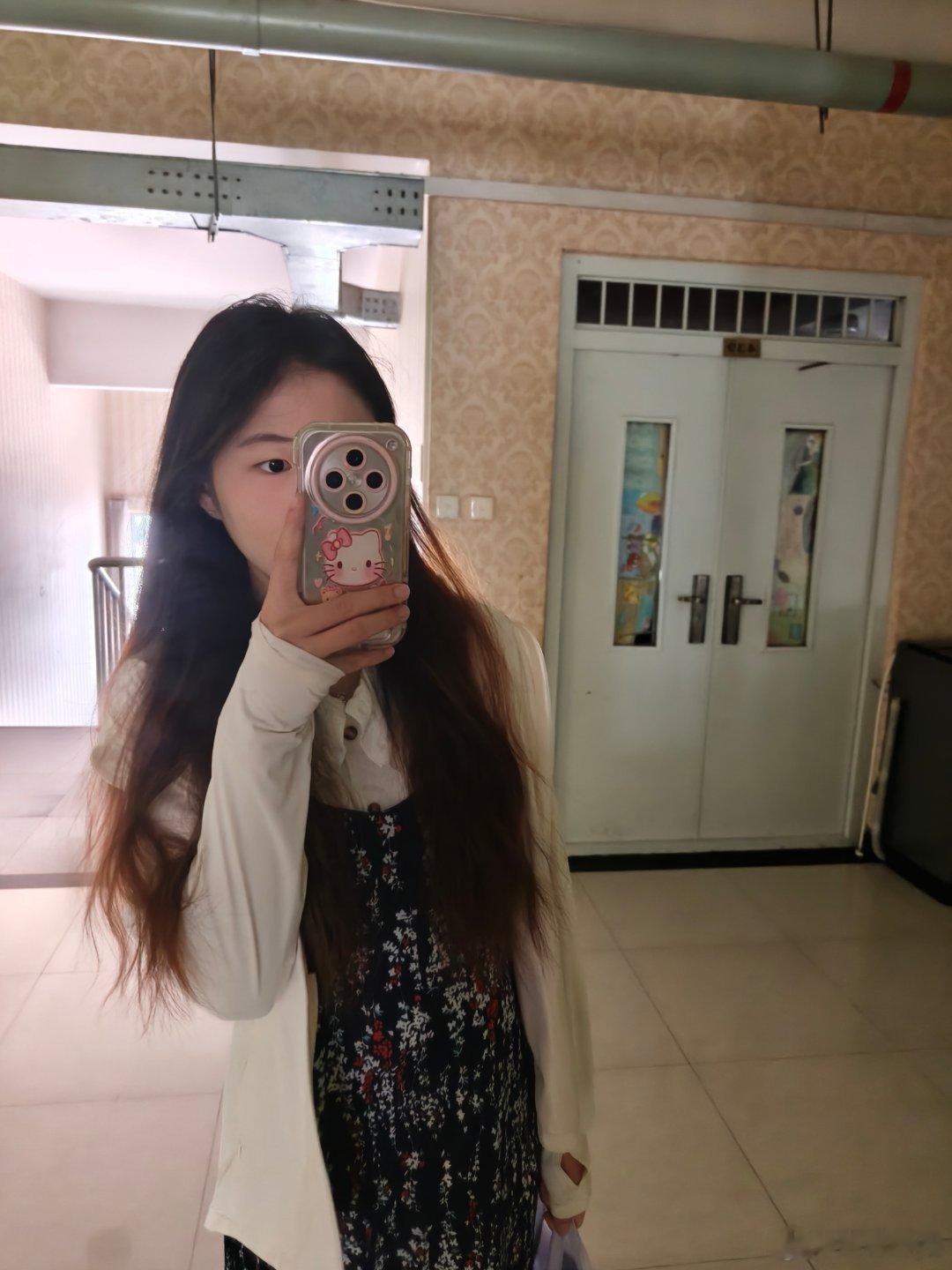 盒马的烤肉肠太好吃了
这个大米饮对容易嗳气的人非常友好!!!
强烈推荐!!!
今天忙碌 红笔批作业快擦出火星子了
听了一节非常有价值的语文课!!
老师讲话特别像播新闻的，很自然，很像白岩松讲话的方式，“新闻周刊，我们下次再见!”
特别想下次还能听这位老师讲课!!! ​