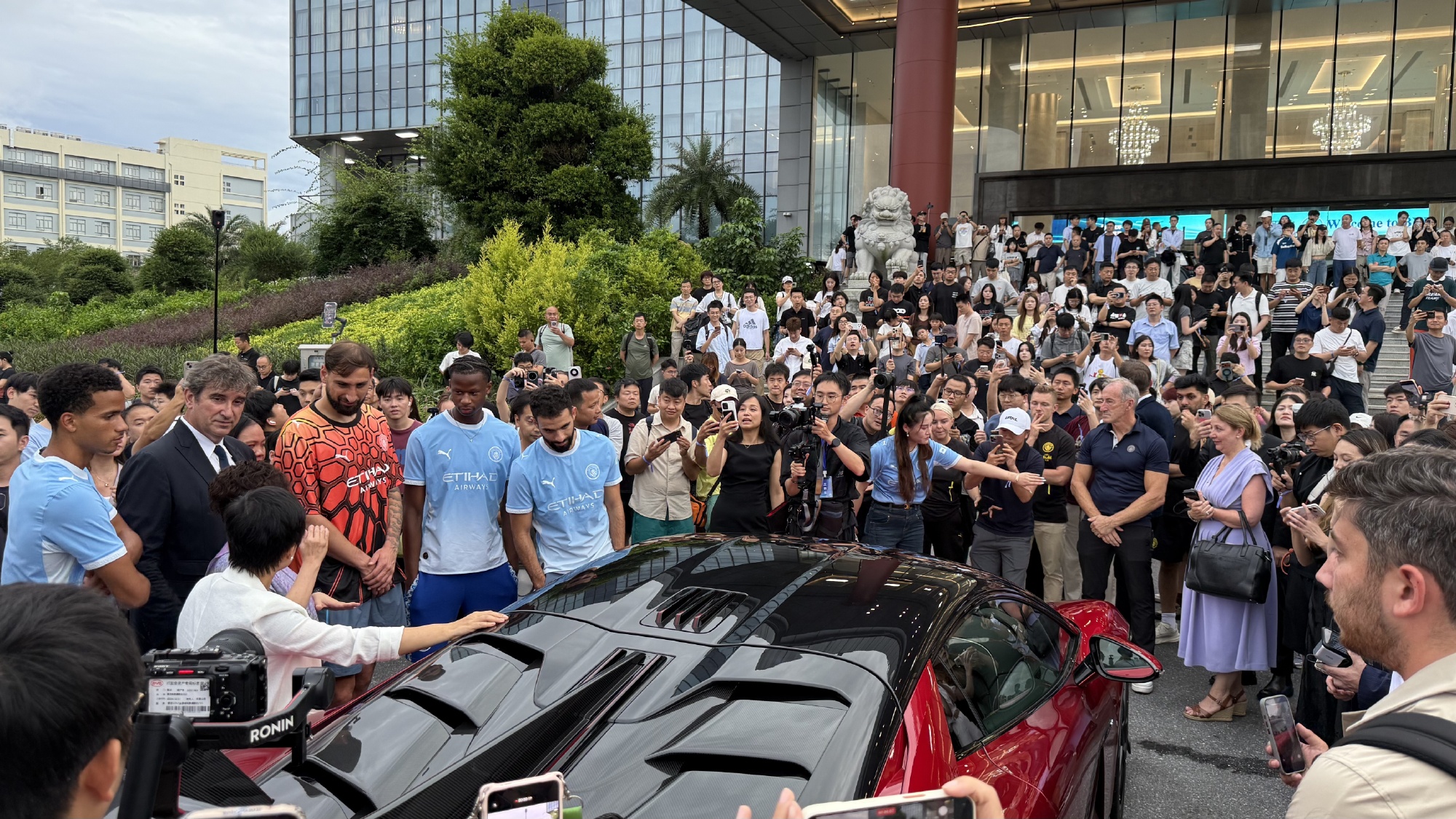 腾势Z9S今天正式开启预售，为悦己生活而来！主打科技豪华的智能轿车，一...