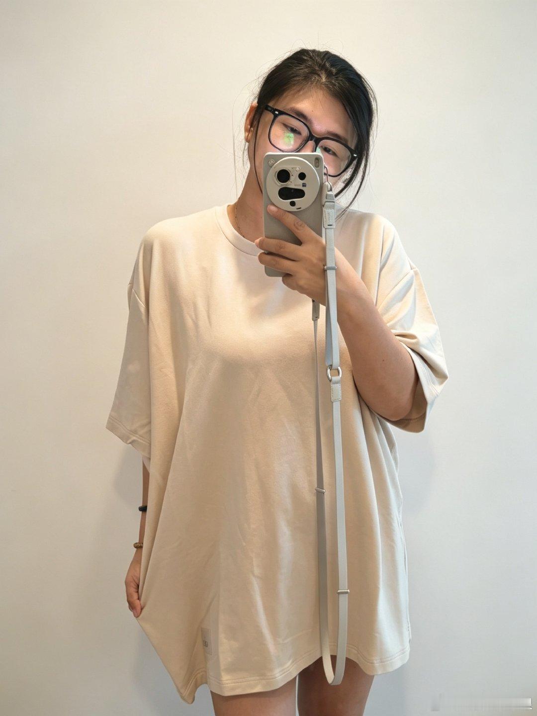 #王一博ALO全球品牌大使#
穿XL码防睡衣，面料无敌舒服，软糯弹性极好，很喜欢。​