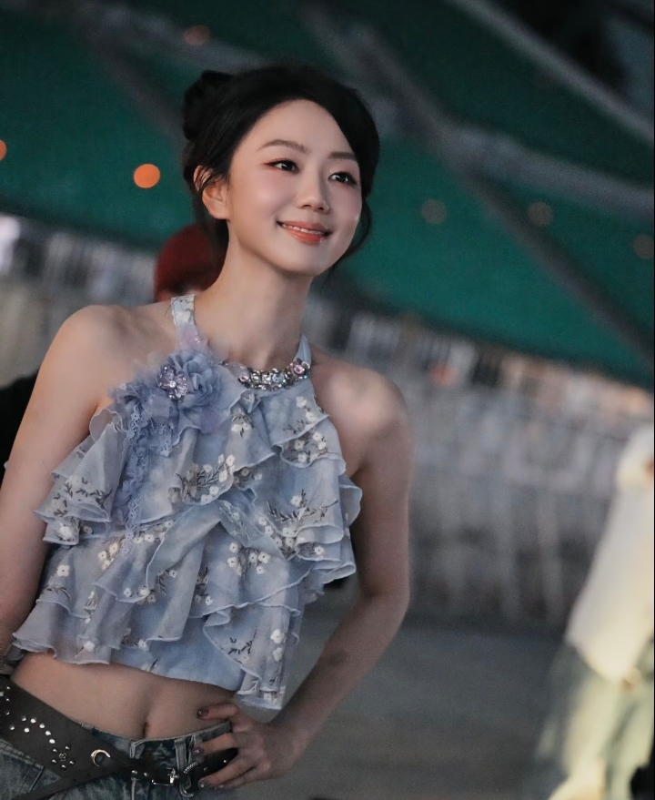 她本该是第二个李湘，怎么成了同班最意难平？

冯禧，当年班长、专业前三，性格活泼、长相讨喜，科班出身。
放在芒果台青黄不接的那几年，她简直像量身定做的“下一个李湘”。

可现实是——
冯琳成了东方卫视当家花旦，
沈倩进了新华社走正统央媒，
孙乐言综艺商业两手抓。
而她去了深圳卫视，偶尔主持晚会，慢慢